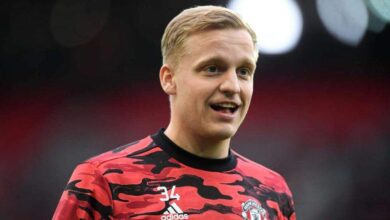 Donny Van De Beek in a Man United shirt