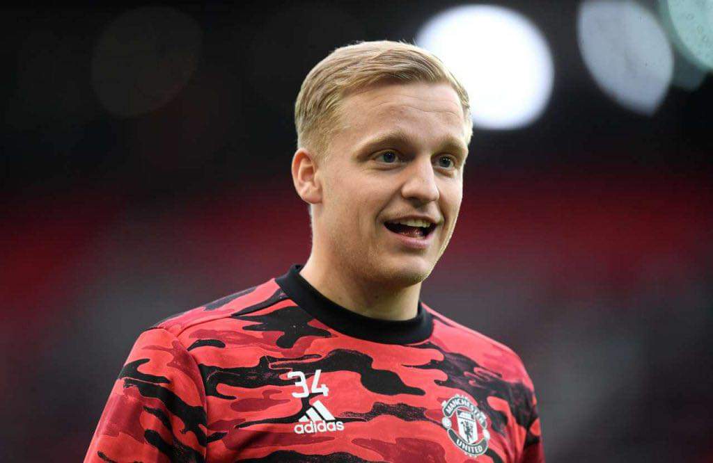 Donny Van De Beek in a Man United shirt