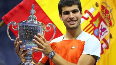 Carlos Alcaraz holding his US Open title aloft