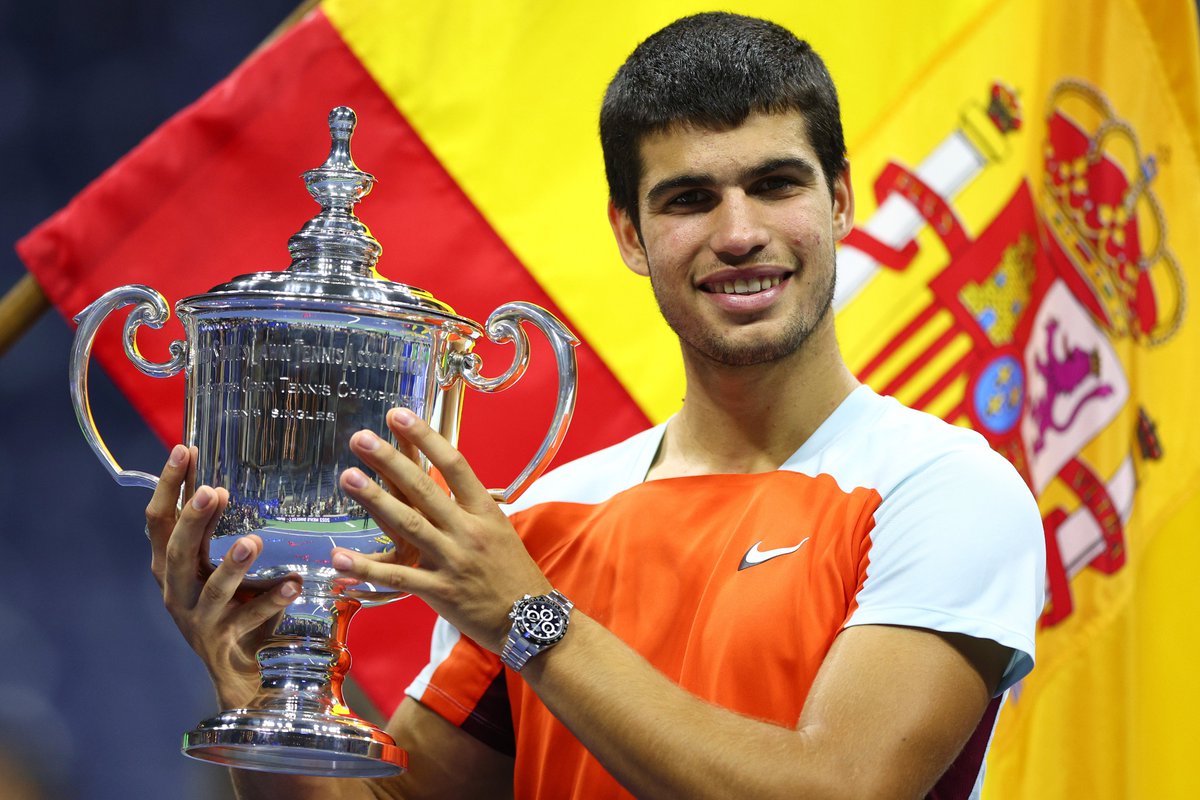 Carlos Alcaraz holding his US Open title aloft