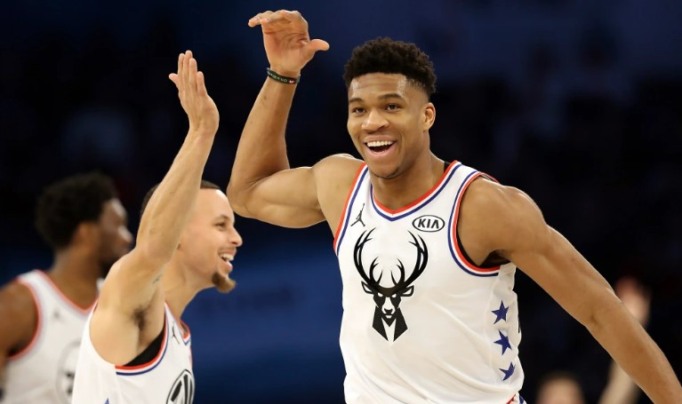 Curry and Giannis during the 2022 ALL-Star game