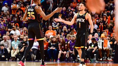 Kevin Durant and Devin Booker shake hands during the game against the Clippers