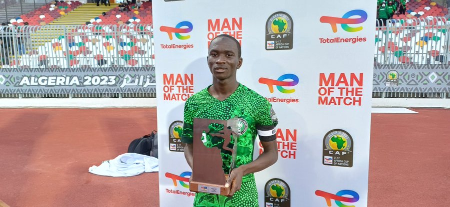 Yahaya Lawali with his Man of the match award at the 2023 U-17 AFCON