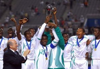 Nigeria receiving the FIFA U-17 World Cup title from then FIFA President Sepp Blatter