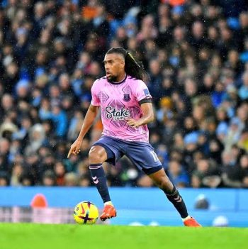 Alex Iwobi in Premier League action for Everton.