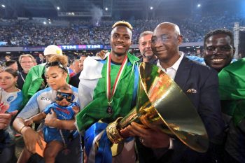 Victor Osimhen poses with the Scudetto alongside his family and NFF president Ibrahim Gusau