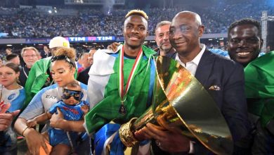 Victor Osimhen poses with the Scudetto alongside his family and NFF president Ibrahim Gusau