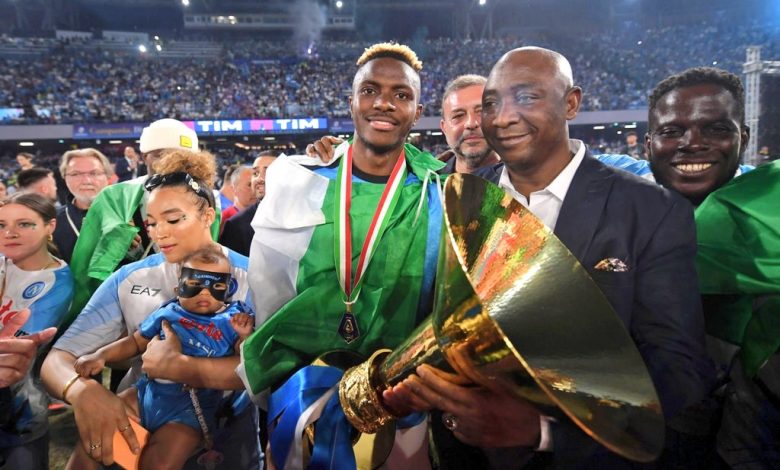 Victor Osimhen poses with the Scudetto alongside his family and NFF president Ibrahim Gusau