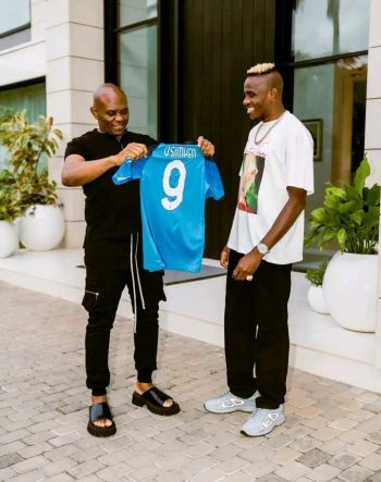 Tony Elumelu receives a Napoli shirt from Victor Osimhen