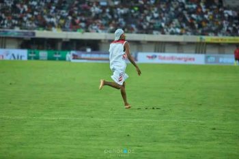 The moment Promise Saviour raced unto the pitch during the Nigeria vs Sao Tome and Principe AFCON qualification game.