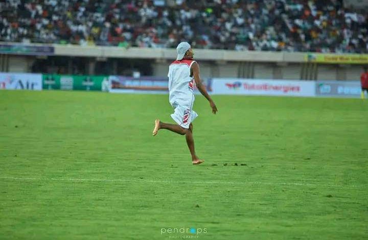 The moment Promise Saviour raced unto the pitch during the Nigeria vs Sao Tome and Principe AFCON qualification game.