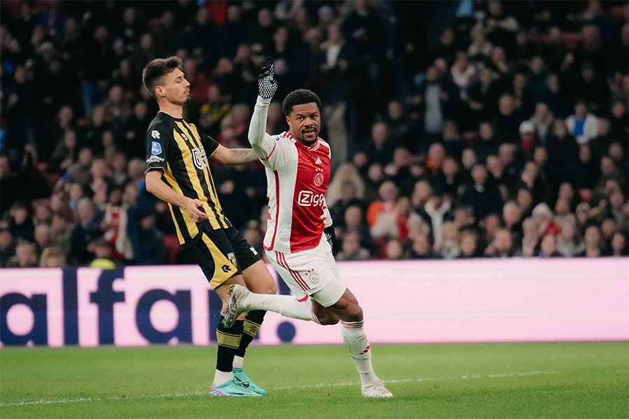 Chuba Akpom scored his 5th goal of the season as a 5-star Ajax performance floored Vitesse 5-0 on Saturday, November 25.