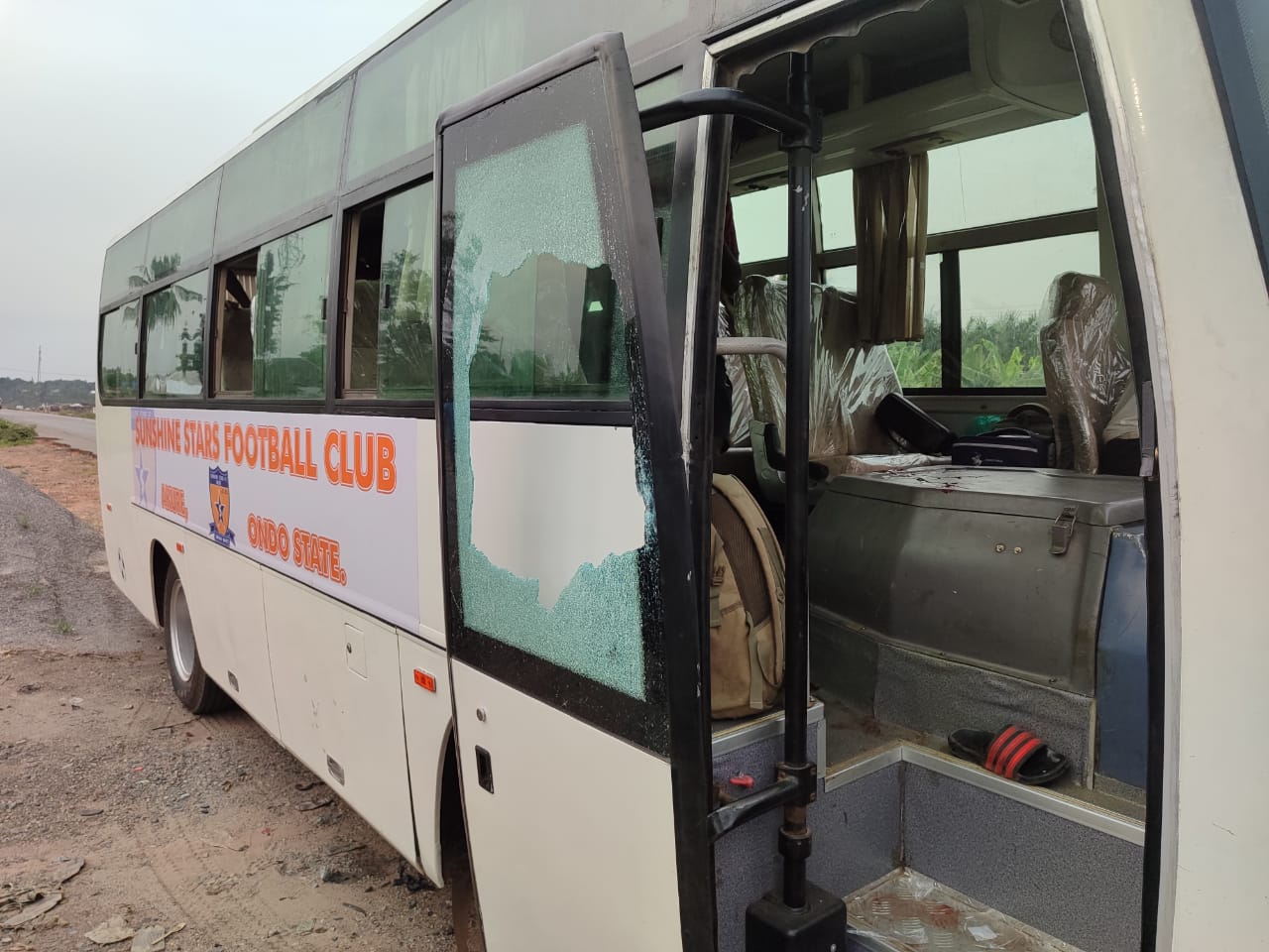 The travelling team bus of Sunshine Stars FC has suffered attack by gunmen along the Benin-Ore expressway on Thursday, December 7, 2023. 