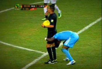 SPORTSRATION looks into the HISTORY BOOK to share memory of how Nigerian goalkeeper, Vincent Enyeama tried to lift the referee in celebration of the 2013 AFCON title win.