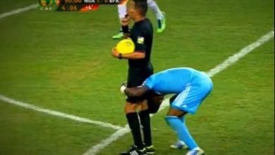 SPORTSRATION looks into the HISTORY BOOK to share memory of how Nigerian goalkeeper, Vincent Enyeama tried to lift the referee in celebration of the 2013 AFCON title win.