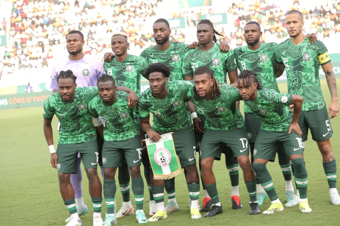 Nigerian Players Shine as Super Eagles Secure Final Berth in AFCON In a dramatic semifinal clash at the Stade de la Paix in Bouaké, Nigeria's Super Eagles sealed their spot in the final of the 2023 Africa Cup of Nations (AFCON) after a tense penalty shootout victory over South Africa. The match, which ended 1-1 after regulation and extra time, saw both teams exhibit impressive performances in a thrilling end-to-end encounter. Here's a breakdown of the Nigerian players' performances as assessed by Soccernet.ng: Christian Nwabali (8.5/10): The Chippa United goalkeeper showcased remarkable skill, making four crucial saves during regular play and two more during the penalty shootout, solidifying Nigeria's defense. Bright Osayi-Samuel (7/10): The Fernabache full-back delivered a solid performance, completing 91% of his passes and contributing defensively before being substituted for Kenneth Omeruo. William Troost Ekong (7.6/10): As team captain, the PAOK central defender displayed leadership, scoring a vital penalty and demonstrating expertise in defense and penalty-taking. Semi Ajayi (6.8/10): The West Bromwich Albion defender proved formidable in aerial battles and provided valuable support in attack when needed. Calvin Bassey (6.9/10): The Fulham defender exhibited strength and resilience, winning all of his duels and ensuring defensive stability. Ola Aina (6.8/10): Despite being deployed on the left side due to Zaidu's injury, the Nottingham Forest full-back delivered decent crosses while battling on his weaker side. Frank Onyeka (7/10): The Brentford midfielder contributed tirelessly in midfield, disrupting South Africa's play with well-timed tackles and interceptions. Alex Iwobi (6.5/10): The former Arsenal player struggled with the intensity of the South African midfield before being substituted in the second half. Ademola Lookman (6.2/10): The Atalanta forward missed a golden opportunity but remained a threat, creating chances and attracting attention from the opposition. Moses Simon (5/10): The Nantes winger faced difficulties beating his marker and was dispossessed frequently before being replaced by Samuel Chukwueze. Victor Osimhen (7/10): Osimhen's skill and tenacity earned Nigeria a crucial penalty and tested the South African defense throughout the match. Substitutes: Yussuf Alhassan (5.5/10): The Antwerp midfielder struggled defensively and conceded a crucial foul that led to South Africa's equalizer. Samuel Chukwueze (6/10): Chukwueze injected energy into Nigeria's attack but faced challenges with decision-making. Joe-Ayodele Aribo (6/10): The Southampton midfielder provided stability in midfield and avoided errors that could lead to goals. Kelechi Iheanacho (6.3/10): Iheanacho made valuable contributions offensively, scoring the winning penalty in the shootout. Terem Moffi (6/10): Moffi demonstrated composure under pressure, converting his penalty confidently during the shootout. Kenneth Omeruo: The Kasimpasa defender confidently dispatched his penalty, contributing to Nigeria's shootout victory.