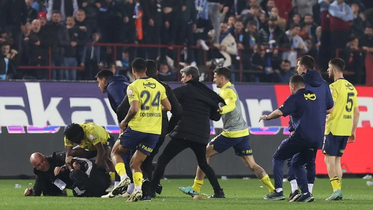 Nigeria's Bright Osayi-Samuel turns BOXER as self-defence following chaotic scenes after Trabzonspor-Fenerbache clash