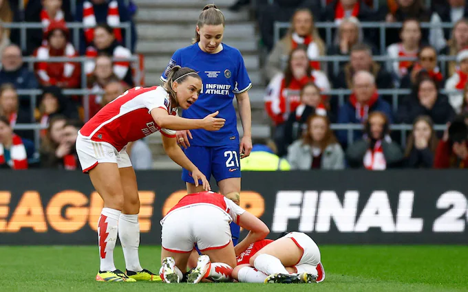 Arsenal star, Frida Maanum collapsed off the ball, prompting immediate concern from players, staff, and spectators alike.