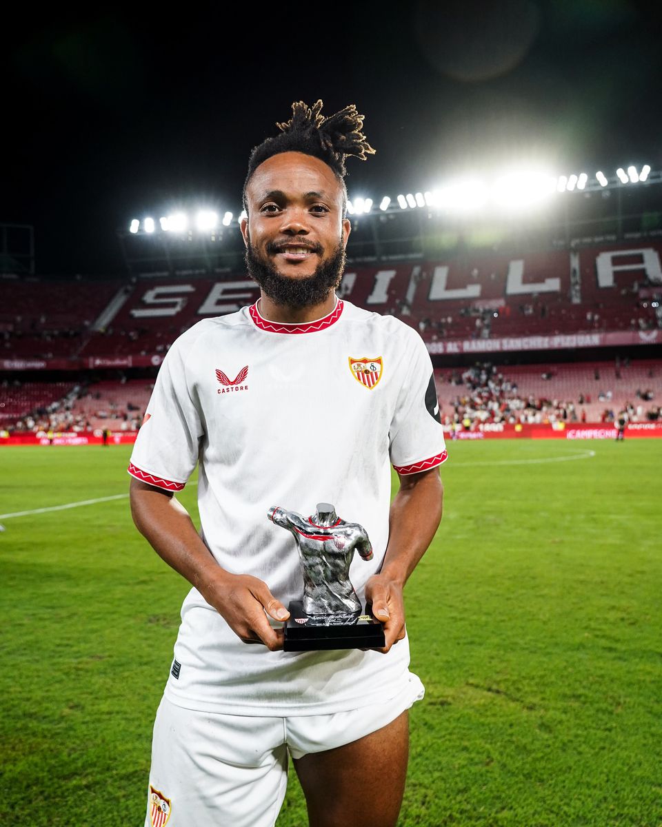 Chidera Ejuke with his Antonio Puerta Trophy final MVP award