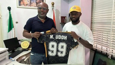 Mfon Udoh presents Bashandura Kings jersey to NFF Board member Rt. Hon. Nse Essien.