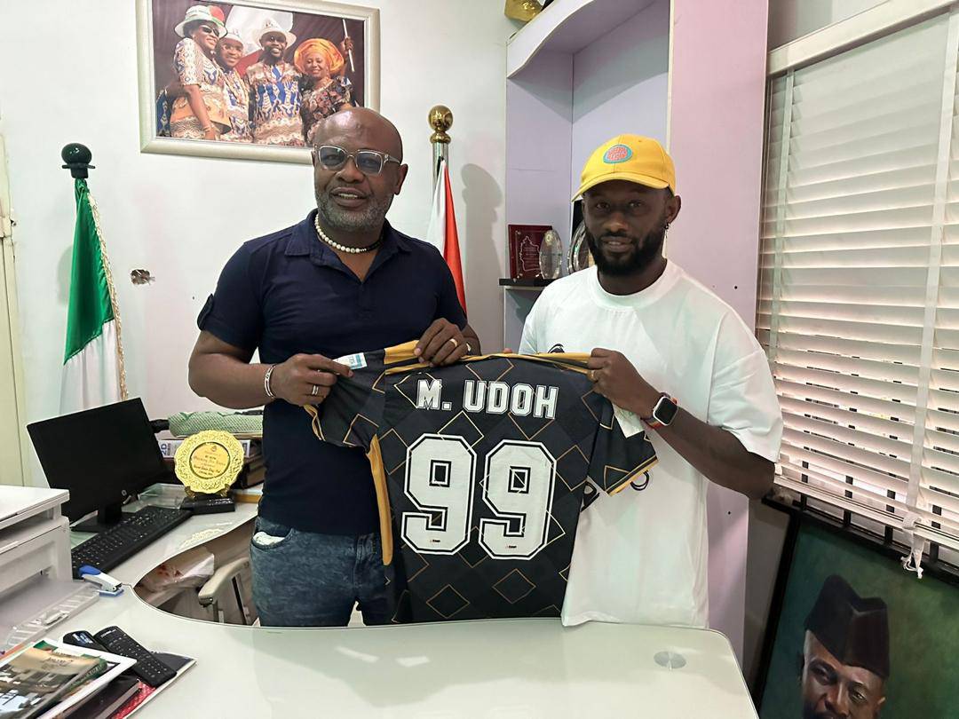 Mfon Udoh presents Bashandura Kings jersey to NFF Board member Rt. Hon. Nse Essien.