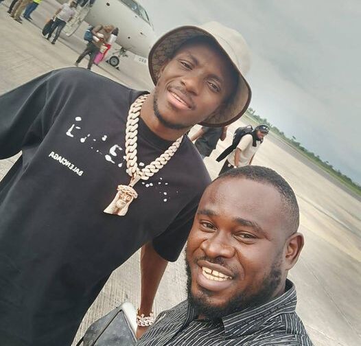 Akwa Ibom-born journalist Ekemini Simon takes shot with Osimhen at the Airport in Uyo