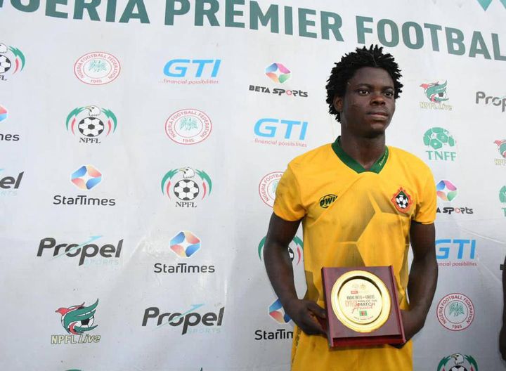 Yayaha Ibrahim with his Player of the match award