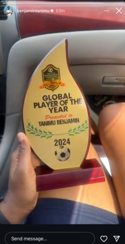 Benjamin-Taninu-receives-Global-Player-Of-The-Year-award