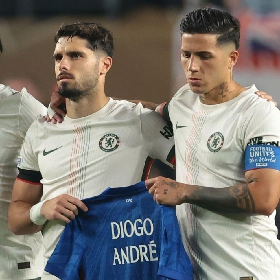 Chelsea Players gesture for Jota and Silva Families