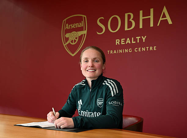 Kim Little signs new Arsenal Deal
