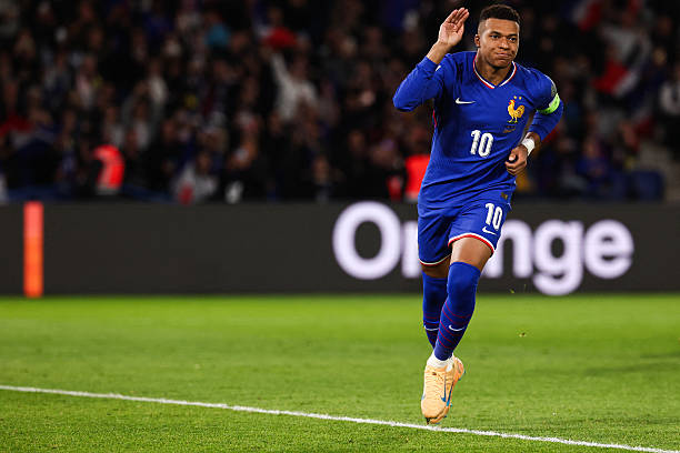 Mbappé requests Armband from Kanté During France Match