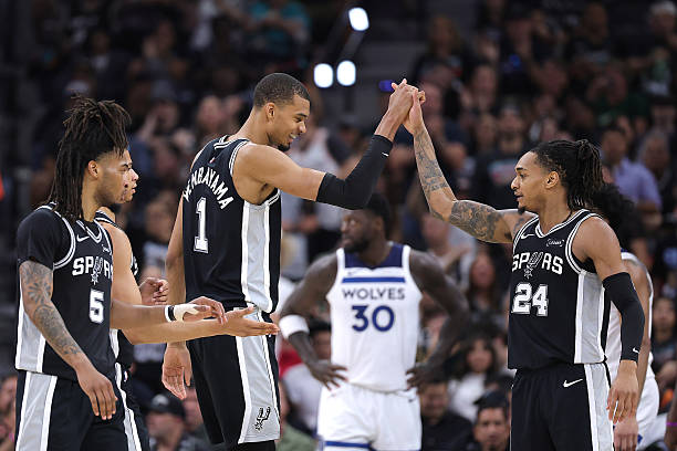 Timberwolves overwhelmed as Spurs take Game 5